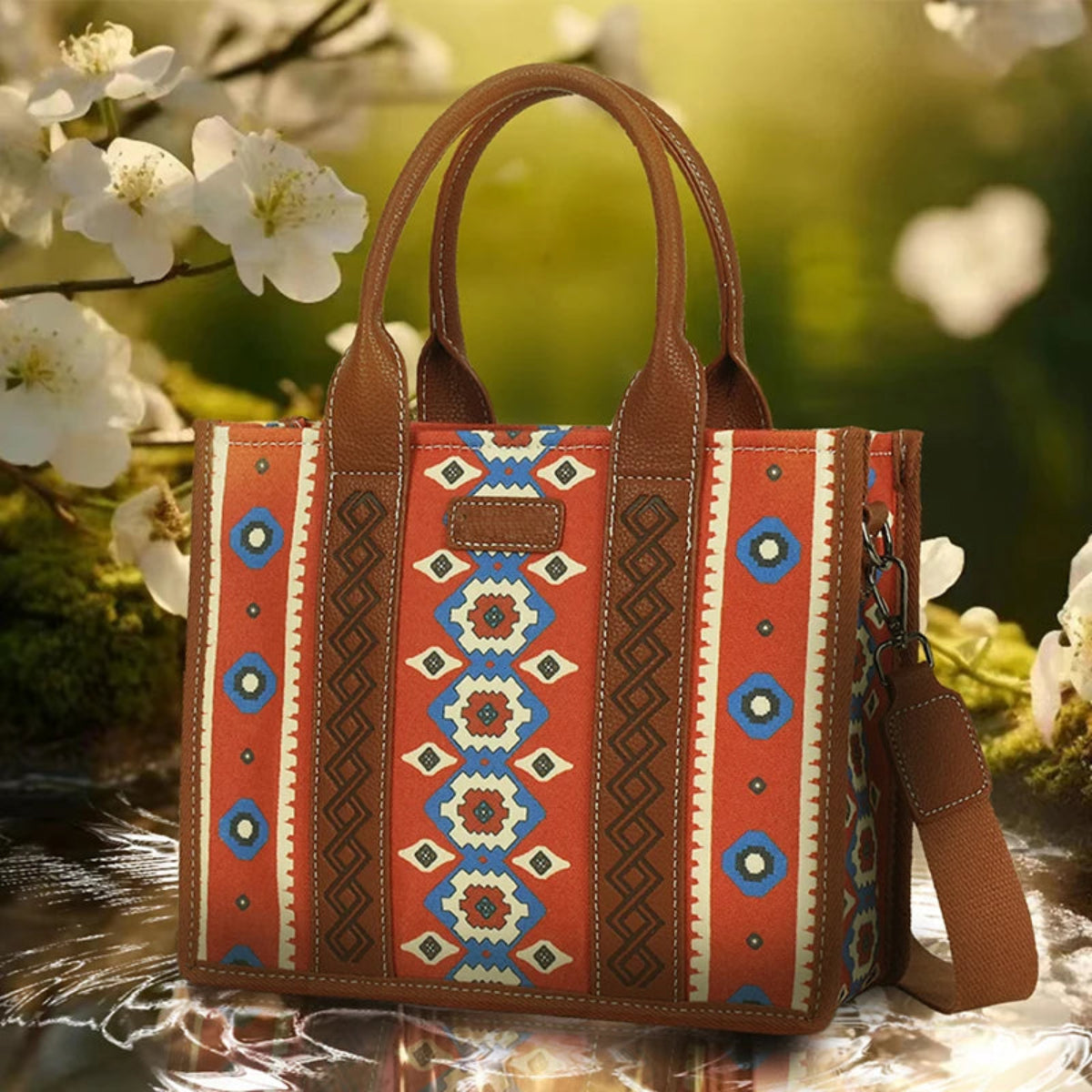 Grand Sac Imprimé Bohème pour Voyageuses de Wanderer en rouge placé dans un forêt