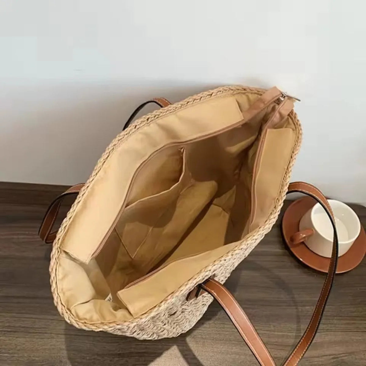 L'intérieur du sac à main en osier tressé Wanderer avec une fermeture éclair