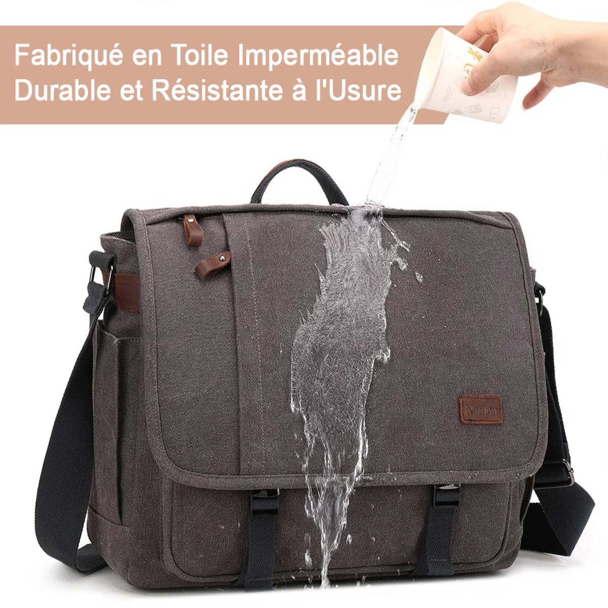 de l'eau est versée sur le sac messager Wanderer