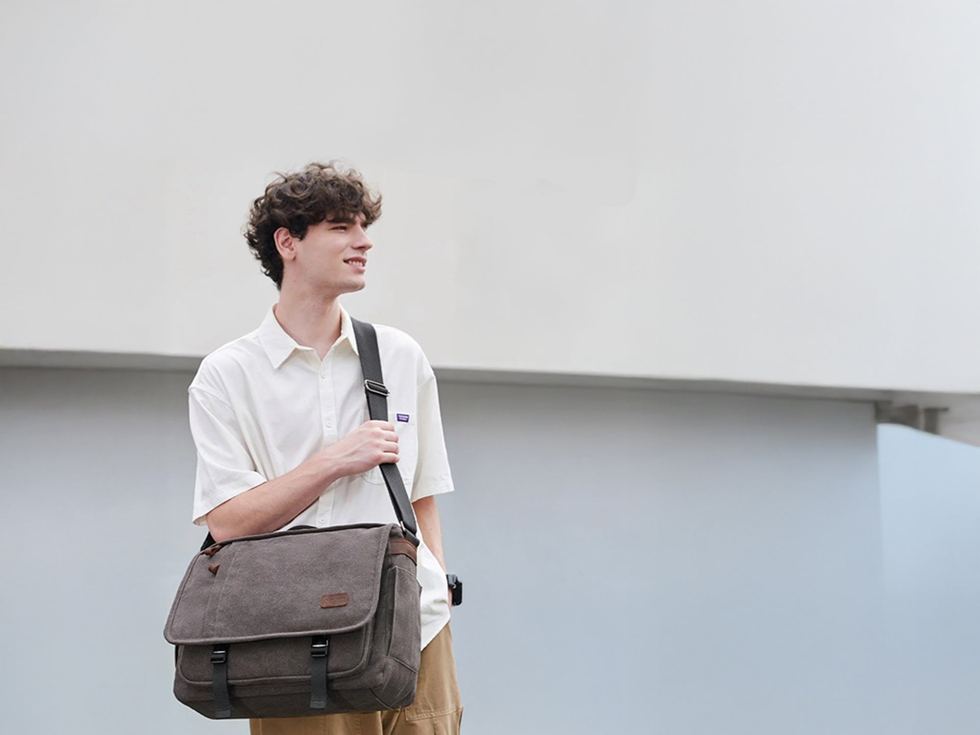 Un mannequin porte le sac de messenger par Wanderer sur son épaule