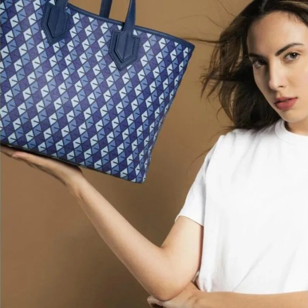 un mannequin présente le sac fourre-tout pour femme par Wanderer dans sa main
