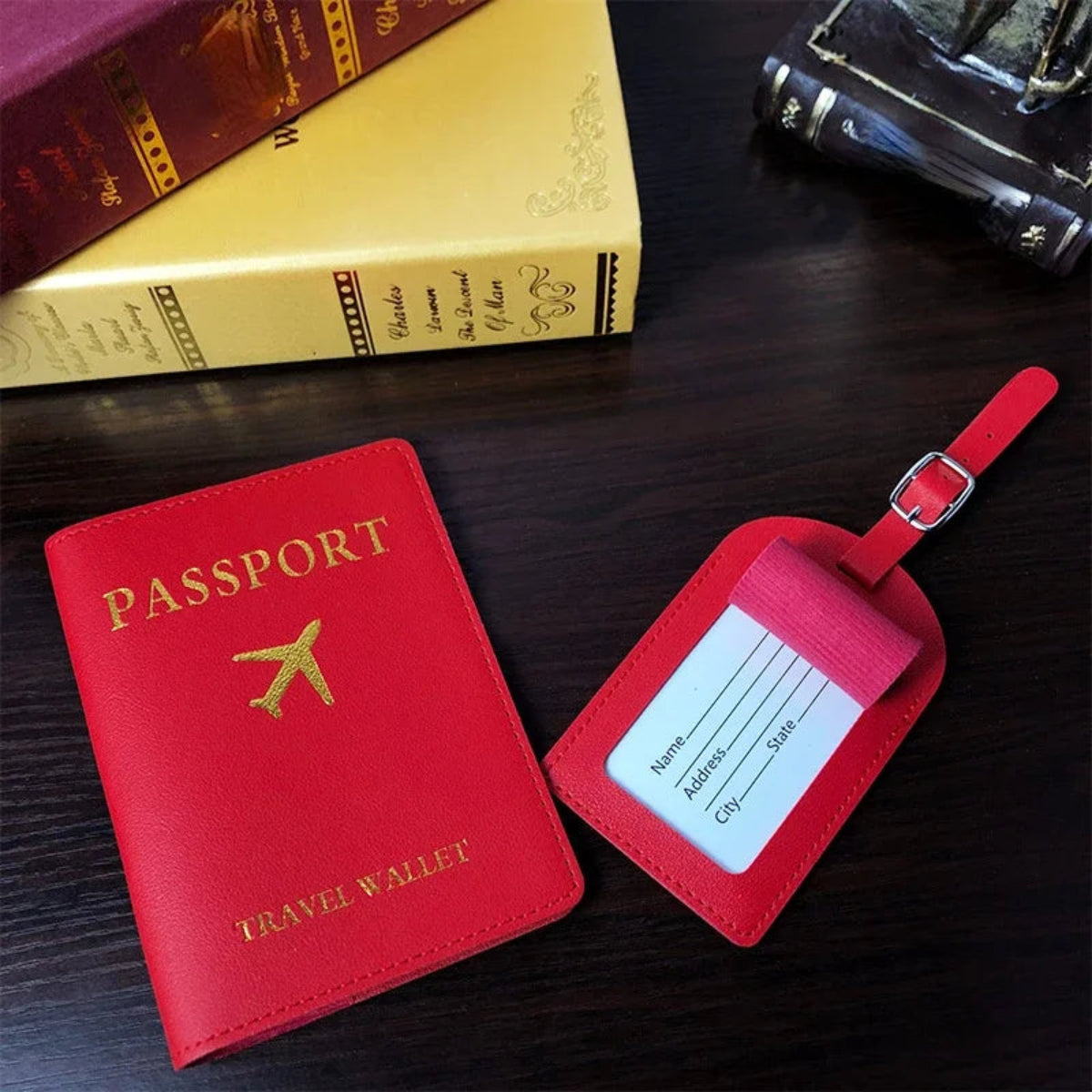 une étiquette de baggage Wanderer en rouge est montré avec une couverture de passeport assortie