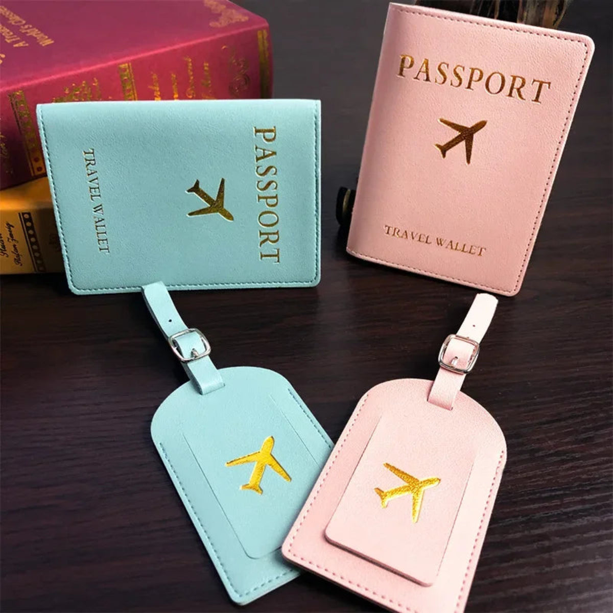 Étuis de passeport en bleu clair et rose accompagné d'étiquettes de bagages assorties