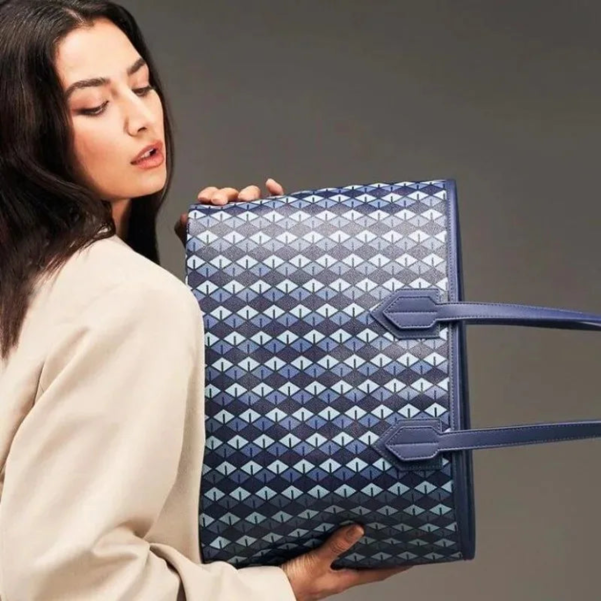 Un mannequin présente le sac fourre-tout Wanderer pour femme dans ses mains 