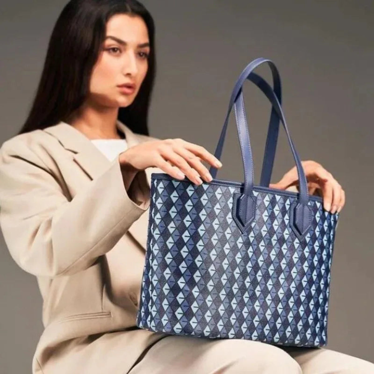 Un mannequin présente le sac fourre-tout Wanderer pour femme sur ses genoux