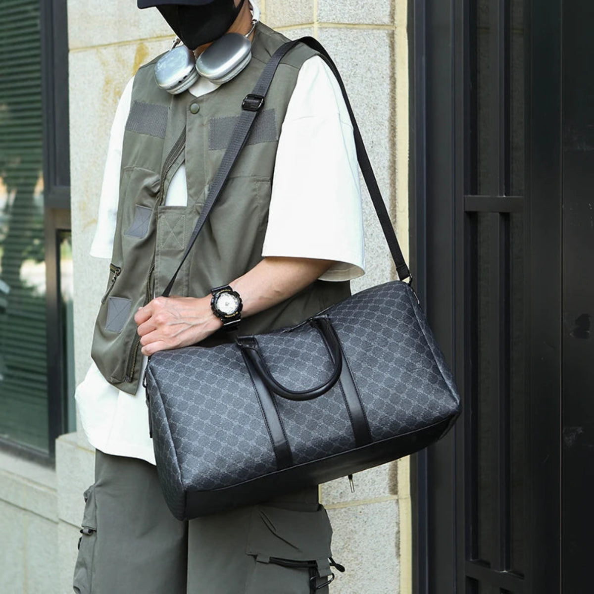 un mannequin porte le grand sac de voyage Wanderer sur son épaule 