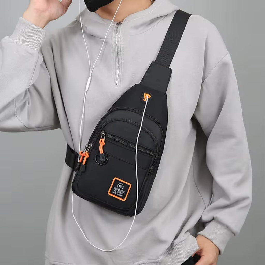 Un mannequin porte le Sac Bandoulière High-Tech Urbain de Wanderer sur sa poitrine avec un câble pour écouteurs qui à travers l'œillet de passage