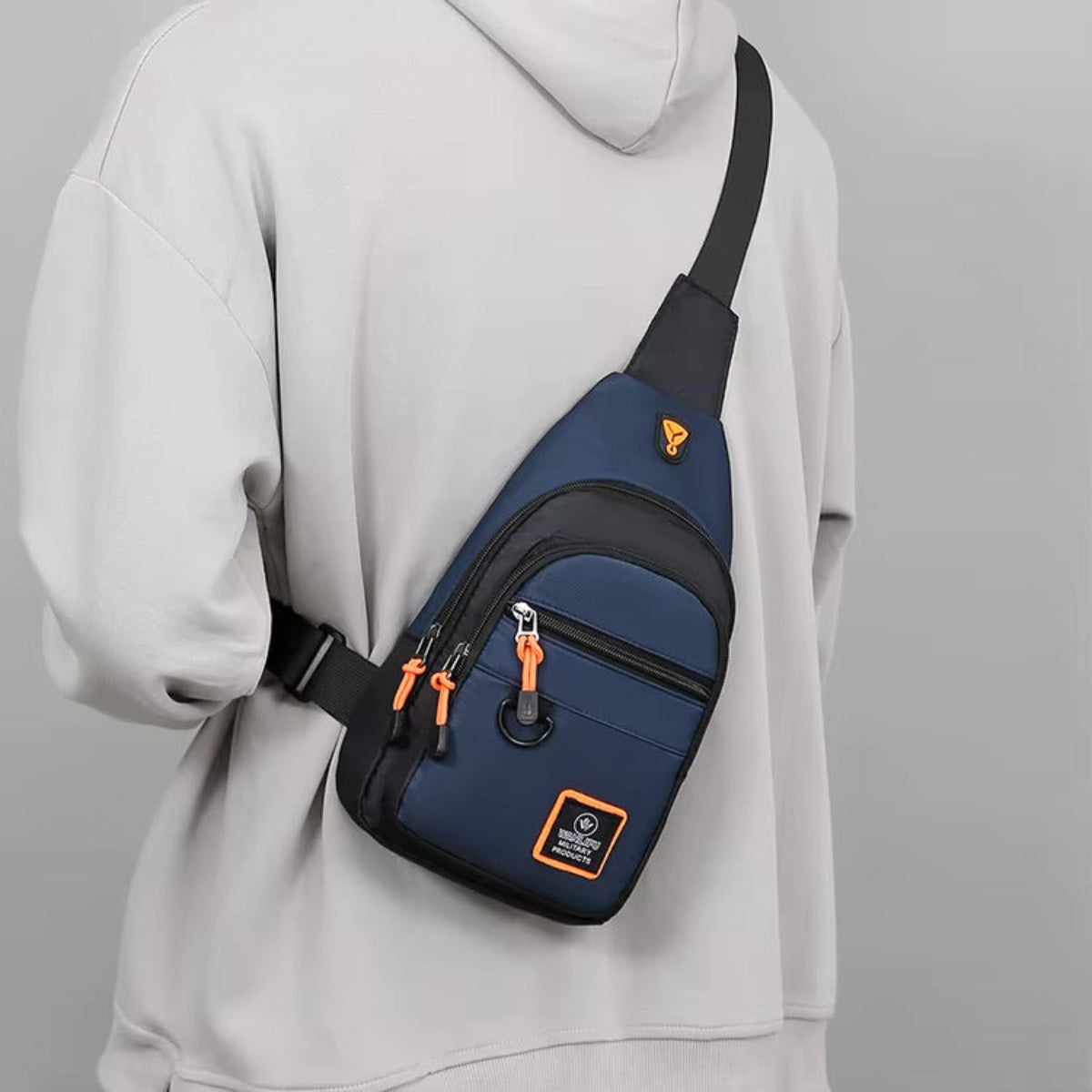 Un mannequin porte le Sac Bandoulière High-Tech Urbain de Wanderer sur son dos