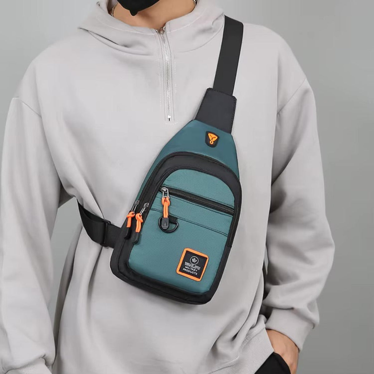 Un mannequin porte le Sac Bandoulière High-Tech Urbain de Wanderer sur sa poitrine