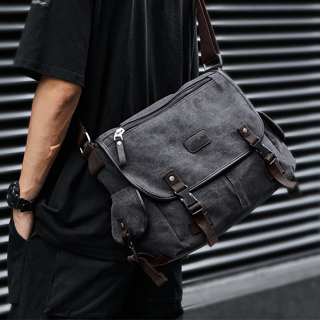 un mannequin porte le sac messenger de grande capacité Wanderer sur son épaule